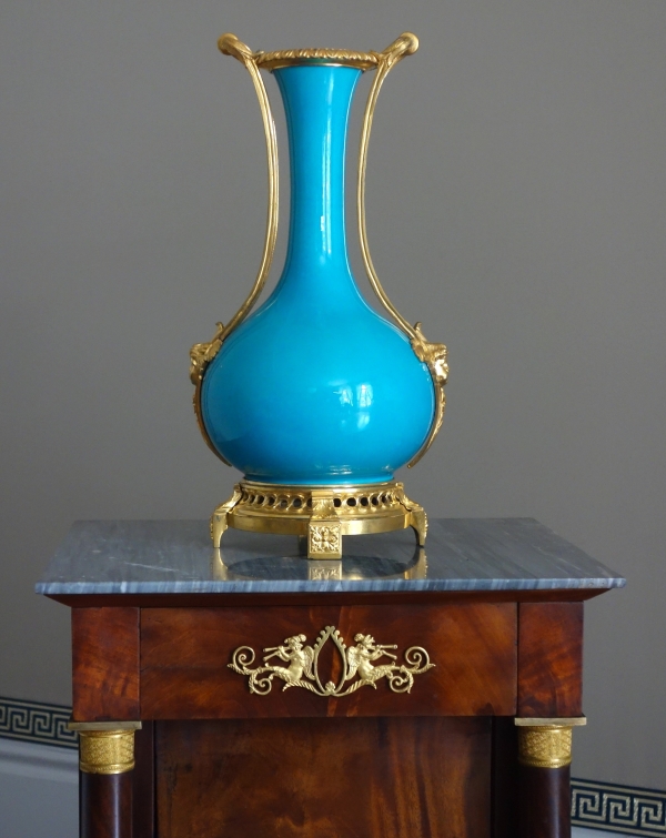 Grand vase d'ornement Louis XVI en porcelaine turquoise et bronze doré