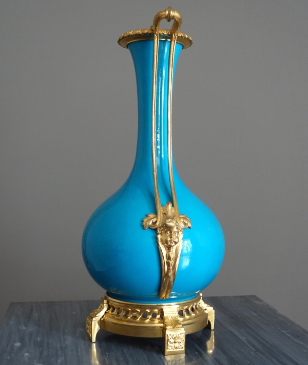Grand vase d'ornement Louis XVI en porcelaine turquoise et bronze doré