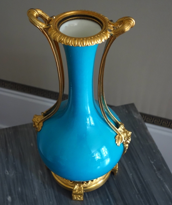 Grand vase d'ornement Louis XVI en porcelaine turquoise et bronze doré