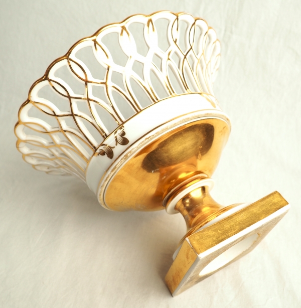 Large Paris porcelaine reticulated cup enhanced with fine gold, 19th century circa 1840