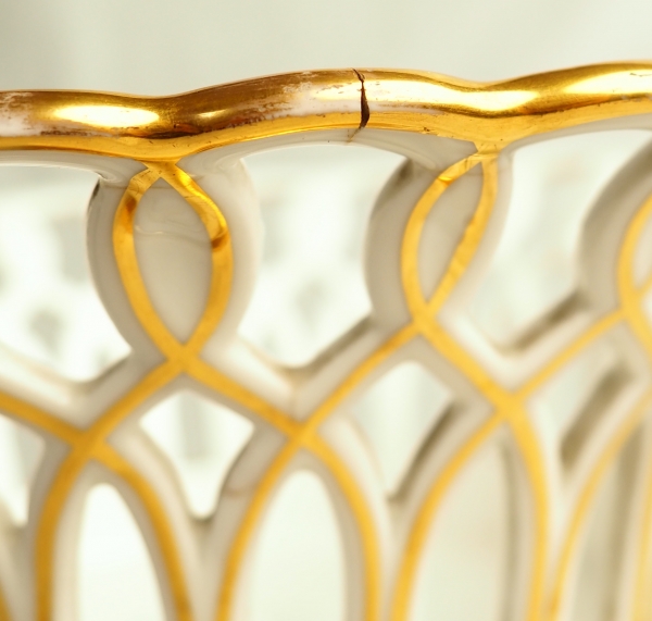 Large Paris porcelaine reticulated cup enhanced with fine gold, 19th century circa 1840