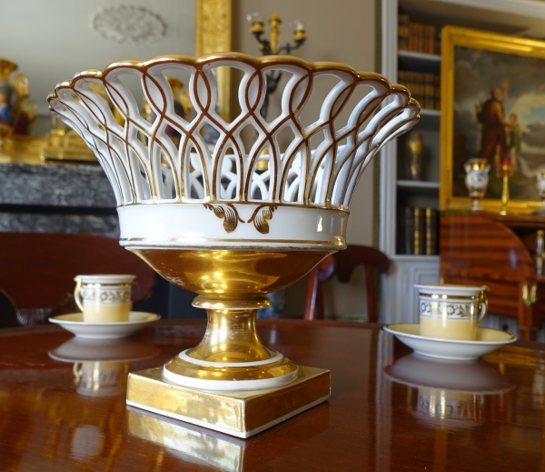 Large Paris porcelaine reticulated cup enhanced with fine gold, 19th century circa 1840