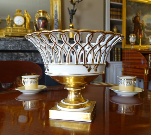 Large Paris porcelaine reticulated cup enhanced with fine gold, 19th century circa 1840