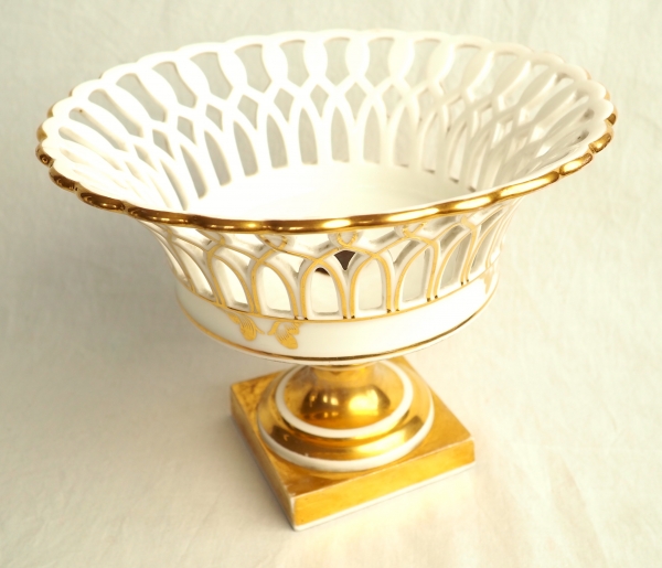 Large Paris porcelaine reticulated cup enhanced with fine gold, 19th century circa 1840