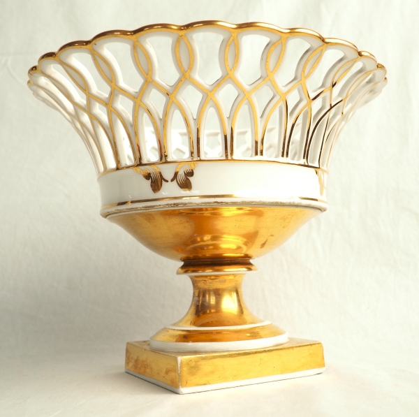 Large Paris porcelaine reticulated cup enhanced with fine gold, 19th century circa 1840