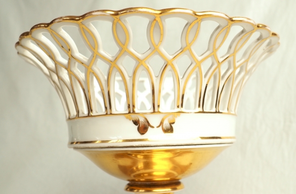 Large Paris porcelaine reticulated cup enhanced with fine gold, 19th century circa 1840