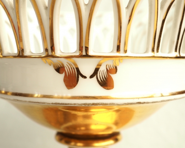 Large Paris porcelaine reticulated cup enhanced with fine gold, 19th century circa 1840