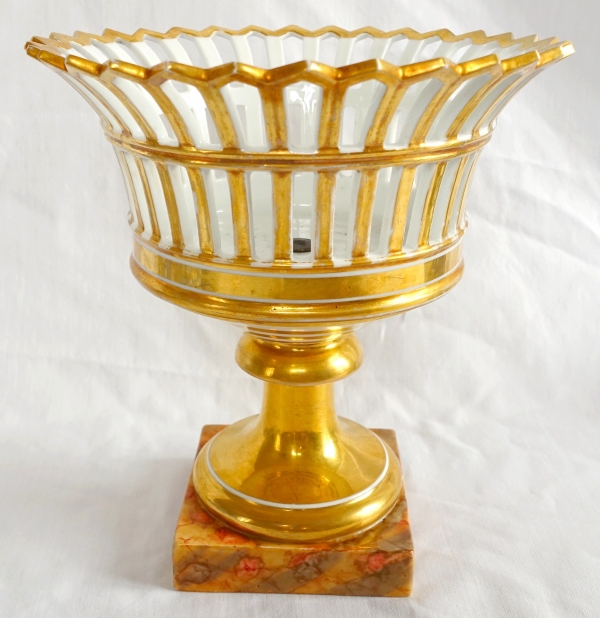 Grande coupe ajourée en porcelaine de Paris dorée à l'or, époque Empire, socle faux marbre