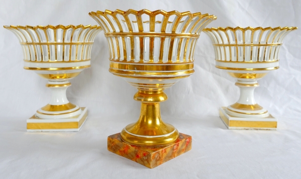 Grande coupe ajourée en porcelaine de Paris dorée à l'or, époque Empire, socle faux marbre