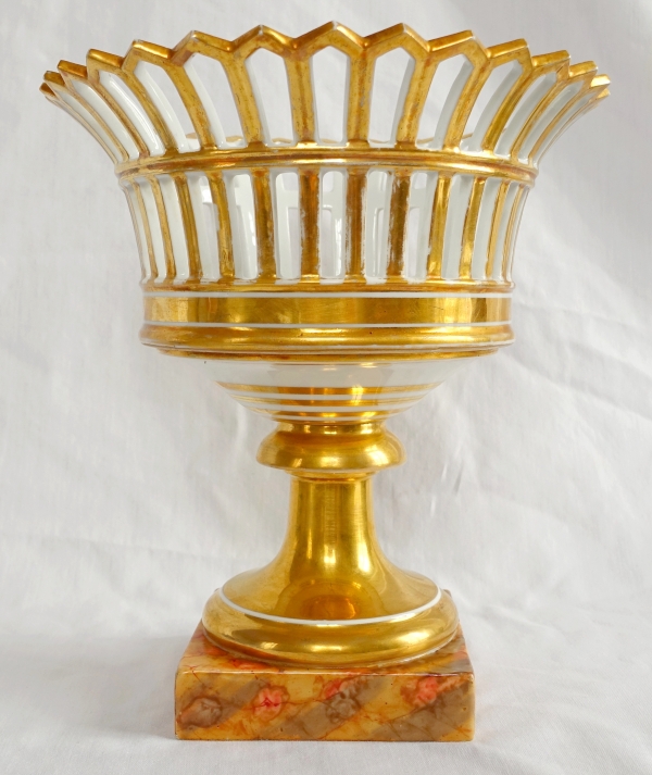 Grande coupe ajourée en porcelaine de Paris dorée à l'or, époque Empire, socle faux marbre