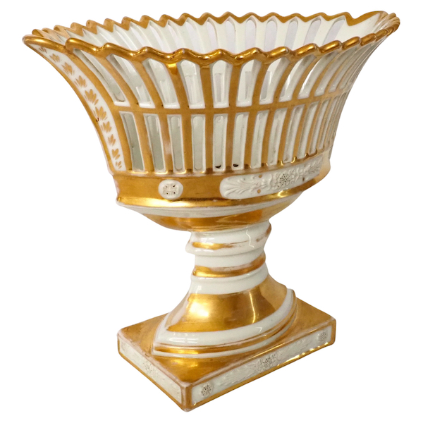 Grande coupe navette Empire en porcelaine ajourée et biscuit dorée à l'or fin, début XIXe siècle