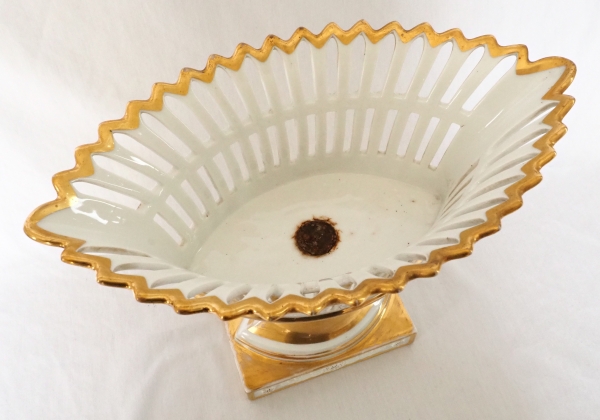 Grande coupe navette Empire en porcelaine ajourée et biscuit dorée à l'or fin, début XIXe siècle