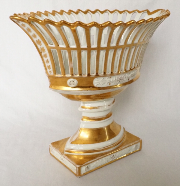 Grande coupe navette Empire en porcelaine ajourée et biscuit dorée à l'or fin, début XIXe siècle