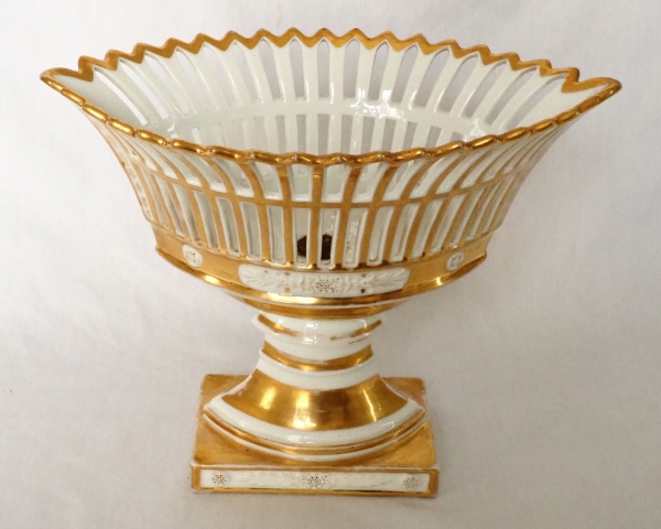 Grande coupe navette Empire en porcelaine ajourée et biscuit dorée à l'or fin, début XIXe siècle