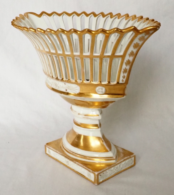 Grande coupe navette Empire en porcelaine ajourée et biscuit dorée à l'or fin, début XIXe siècle