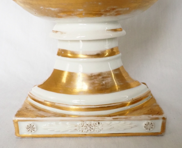 Grande coupe navette Empire en porcelaine ajourée et biscuit dorée à l'or fin, début XIXe siècle