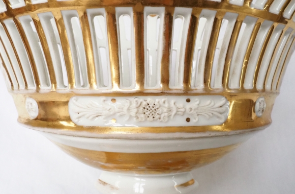 Large Empire Paris porcelain reticulated cup enhanced with fine gold, early 19th century