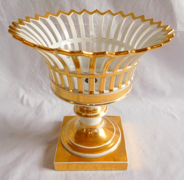 Grande coupe ajourée en porcelaine de Paris dorée à l'or d'époque Empire / Restauration