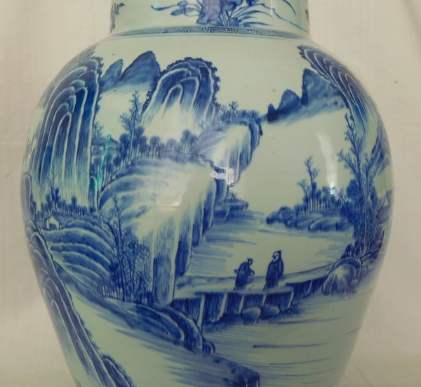 Grande potiche en porcelaine bleu de Chine à paysage tournant - 46cm