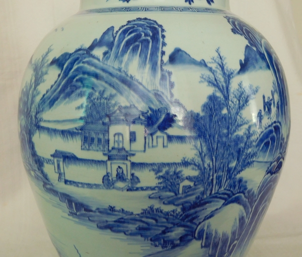 Grande potiche en porcelaine bleu de Chine à paysage tournant - 46cm