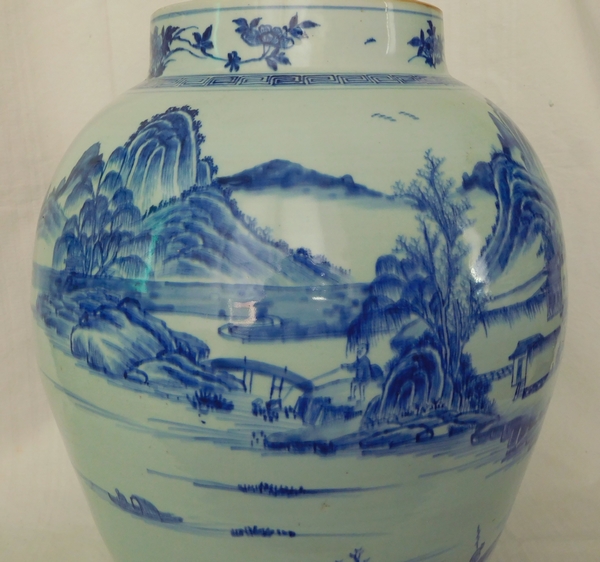 Grande potiche en porcelaine bleu de Chine à paysage tournant - 46cm