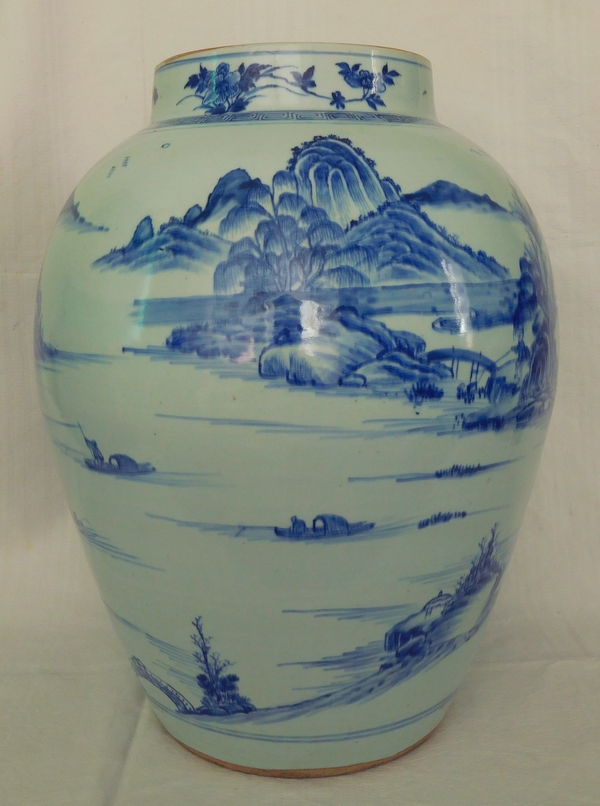 Grande potiche en porcelaine bleu de Chine à paysage tournant - 46cm