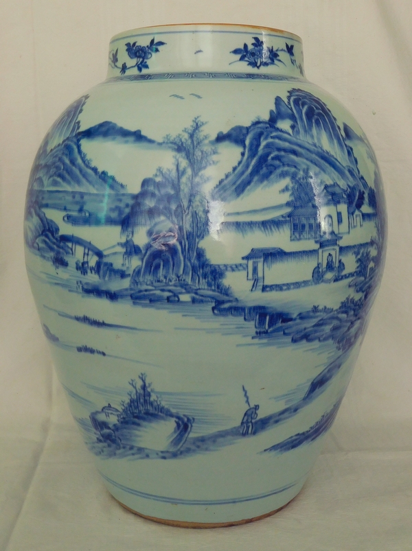 Grande potiche en porcelaine bleu de Chine à paysage tournant - 46cm