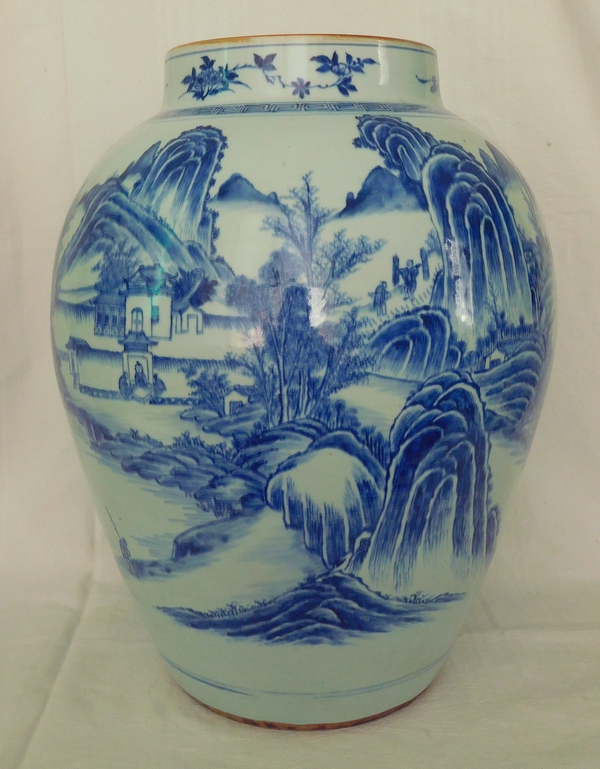 Grande potiche en porcelaine bleu de Chine à paysage tournant - 46cm