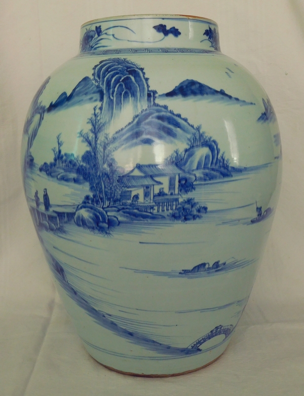 Grande potiche en porcelaine bleu de Chine à paysage tournant - 46cm