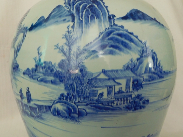 Grande potiche en porcelaine bleu de Chine à paysage tournant - 46cm