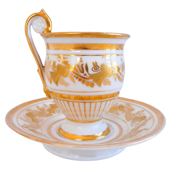 Grande tasse à café Empire en porcelaine de Paris, riche décor blanc et or, vers 1820