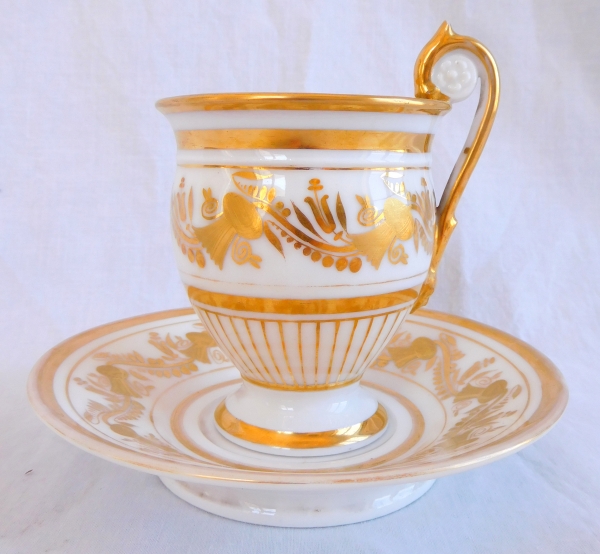 Grande tasse à café Empire en porcelaine de Paris, riche décor blanc et or, vers 1820