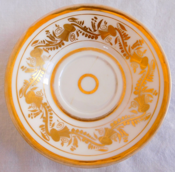 Grande tasse à café Empire en porcelaine de Paris, riche décor blanc et or, vers 1820