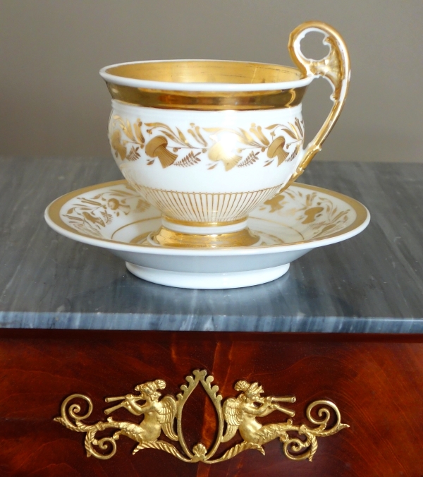 Grande tasse à petit-déjeuner / à chocolat en porcelaine de Paris dorée, époque Empire