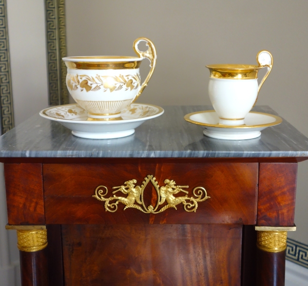 Grande tasse à petit-déjeuner / à chocolat en porcelaine de Paris dorée, époque Empire