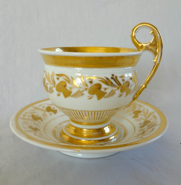 Grande tasse à petit-déjeuner / à chocolat en porcelaine de Paris dorée, époque Empire