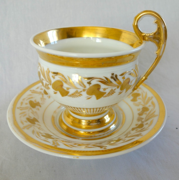 Grande tasse à petit-déjeuner / à chocolat en porcelaine de Paris dorée, époque Empire