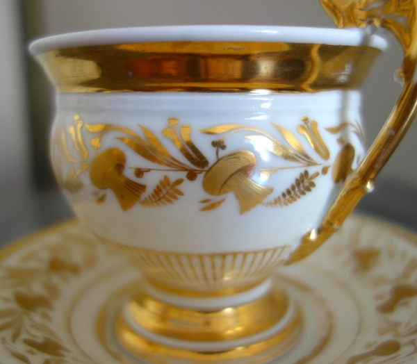 Grande tasse à petit-déjeuner / à chocolat en porcelaine de Paris dorée, époque Empire