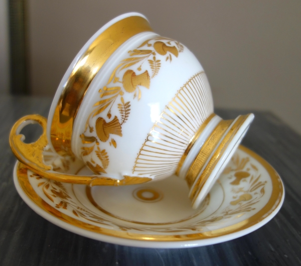 Grande tasse à petit-déjeuner / à chocolat en porcelaine de Paris dorée, époque Empire