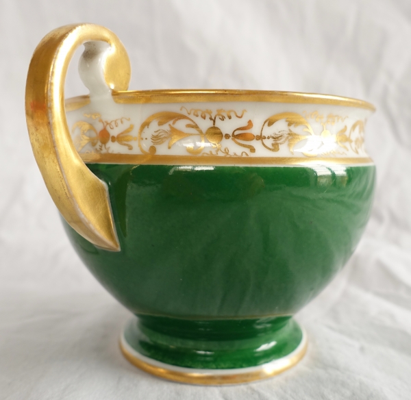 Grande tasse à chocolat en porcelaine de Paris vert et or, époque Empire, attribuée à Nast