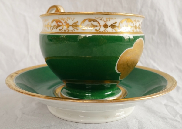 Grande tasse à chocolat en porcelaine de Paris vert et or, époque Empire, attribuée à Nast