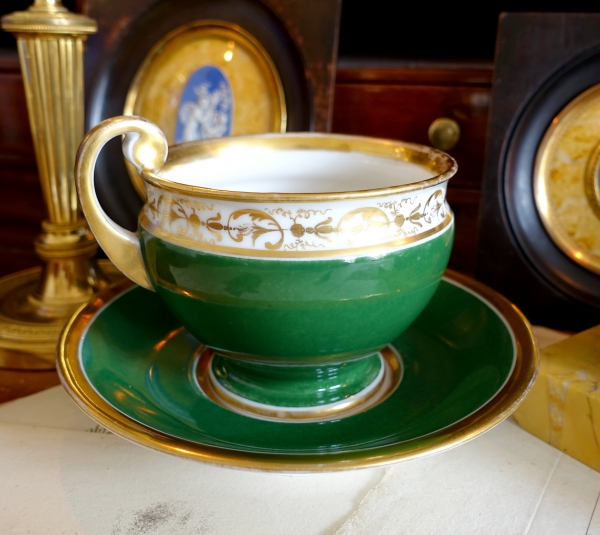 Grande tasse à chocolat en porcelaine de Paris vert et or, époque Empire, attribuée à Nast