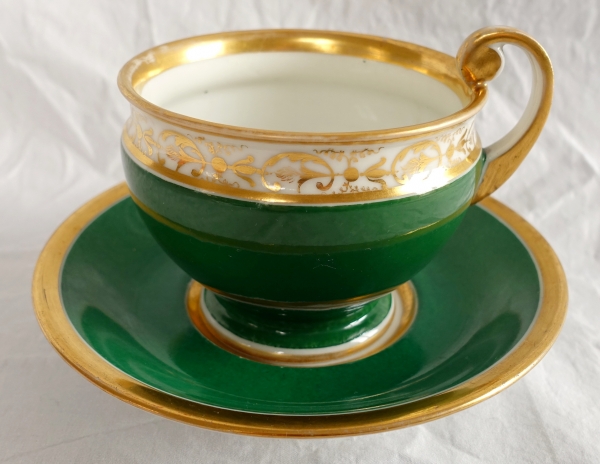 Grande tasse à chocolat en porcelaine de Paris vert et or, époque Empire, attribuée à Nast