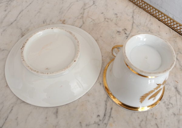 Grande tasse à petit déjeuner / chocolat chaud en porcelaine de Paris dorée, début XIXe siècle
