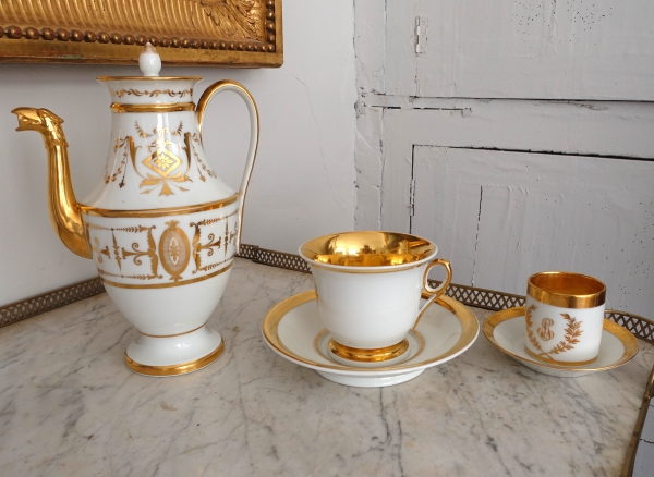 Grande tasse à petit déjeuner / chocolat chaud en porcelaine de Paris dorée, début XIXe siècle