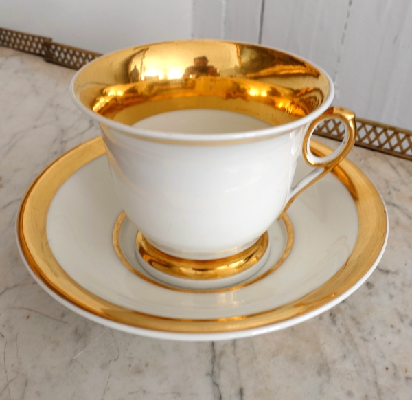 Grande tasse à petit déjeuner / chocolat chaud en porcelaine de Paris dorée, début XIXe siècle