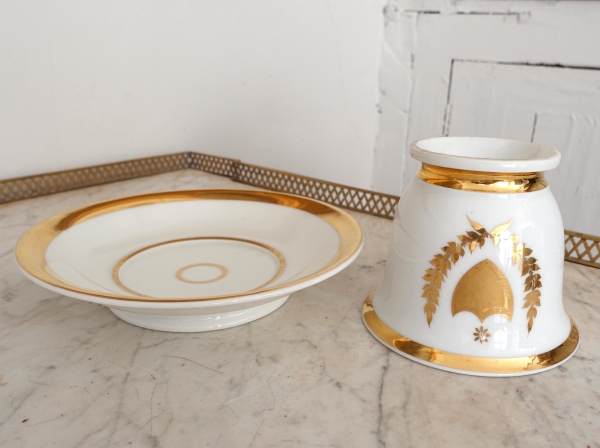 Grande tasse à petit déjeuner / chocolat chaud en porcelaine de Paris dorée, début XIXe siècle