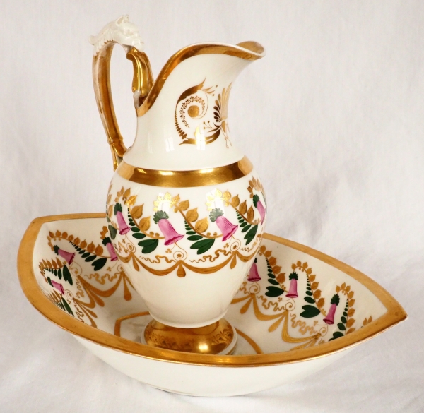 Manufacture de Locré : ensemble lavabo en porcelaine de Paris, aiguière et son bassin, époque Consulat vers 1800