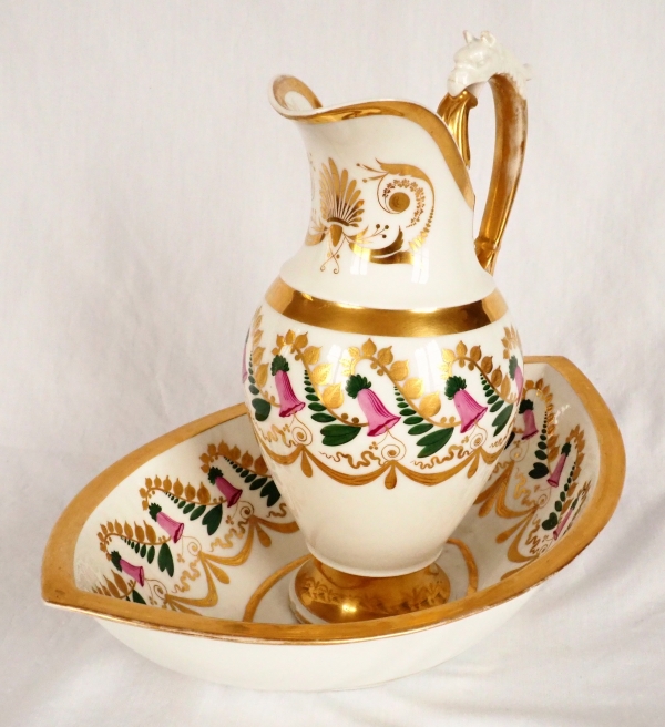 Manufacture de Locré : ensemble lavabo en porcelaine de Paris, aiguière et son bassin, époque Consulat vers 1800