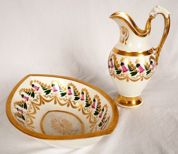 Manufacture de Locré : ensemble lavabo en porcelaine de Paris, aiguière et son bassin, époque Consulat vers 1800